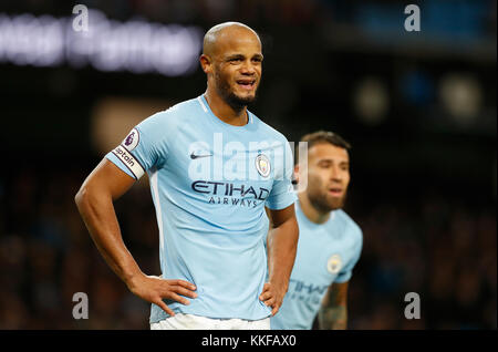 Vincent Kompany de Manchester City lors du match de la Premier League au Etihad Stadium, Manchester. APPUYEZ SUR ASSOCIATION photo. Date de la photo: Mercredi 29 novembre 2017. Voir PA Story FOOTBALL Man City. Le crédit photo devrait se lire: Martin Rickett/PA Wire. RESTRICTIONS : aucune utilisation avec des fichiers audio, vidéo, données, listes de présentoirs, logos de clubs/ligue ou services « en direct » non autorisés. Utilisation en ligne limitée à 75 images, pas d'émulation vidéo. Aucune utilisation dans les Paris, les jeux ou les publications de club/ligue/joueur unique. Banque D'Images