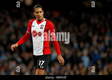 Southampton Virgil van Dijk au cours de la Premier League match au stade Etihad, Manchester. ASSOCIATION DE PRESSE Photo. Photo date : mercredi 29 novembre, 2017. Voir l'ACTIVITÉ DE SOCCER histoire Man City. Crédit photo doit se lire : Martin Rickett/PA Wire. RESTRICTIONS : EDITORIAL N'utilisez que pas d'utilisation non autorisée avec l'audio, vidéo, données, listes de luminaire, club ou la Ligue de logos ou services 'live'. En ligne De-match utilisation limitée à 75 images, aucune émulation. Aucune utilisation de pari, de jeux ou d'un club ou la ligue/dvd publications. Banque D'Images
