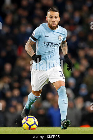 Manchester City's Nicolas Otamendi au cours de la Premier League match au stade Etihad, Manchester. ASSOCIATION DE PRESSE Photo. Photo date : mercredi 29 novembre, 2017. Voir l'ACTIVITÉ DE SOCCER histoire Man City. Crédit photo doit se lire : Martin Rickett/PA Wire. RESTRICTIONS : EDITORIAL N'utilisez que pas d'utilisation non autorisée avec l'audio, vidéo, données, listes de luminaire, club ou la Ligue de logos ou services 'live'. En ligne De-match utilisation limitée à 75 images, aucune émulation. Aucune utilisation de pari, de jeux ou d'un club ou la ligue/dvd publications. Banque D'Images