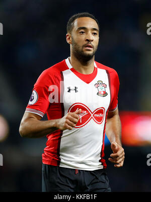 Nathan Redmond de Southampton au cours de la Premier League match au stade Etihad, Manchester. ASSOCIATION DE PRESSE Photo. Photo date : mercredi 29 novembre, 2017. Voir l'ACTIVITÉ DE SOCCER histoire Man City. Crédit photo doit se lire : Martin Rickett/PA Wire. RESTRICTIONS : EDITORIAL N'utilisez que pas d'utilisation non autorisée avec l'audio, vidéo, données, listes de luminaire, club ou la Ligue de logos ou services 'live'. En ligne De-match utilisation limitée à 75 images, aucune émulation. Aucune utilisation de pari, de jeux ou d'un club ou la ligue/dvd publications. Banque D'Images