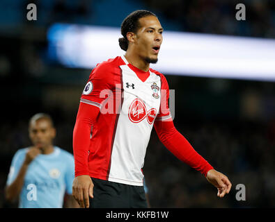 Southampton Virgil van Dijk au cours de la Premier League match au stade Etihad, Manchester. ASSOCIATION DE PRESSE Photo. Photo date : mercredi 29 novembre, 2017. Voir l'ACTIVITÉ DE SOCCER histoire Man City. Crédit photo doit se lire : Martin Rickett/PA Wire. RESTRICTIONS : EDITORIAL N'utilisez que pas d'utilisation non autorisée avec l'audio, vidéo, données, listes de luminaire, club ou la Ligue de logos ou services 'live'. En ligne De-match utilisation limitée à 75 images, aucune émulation. Aucune utilisation de pari, de jeux ou d'un club ou la ligue/dvd publications. Banque D'Images