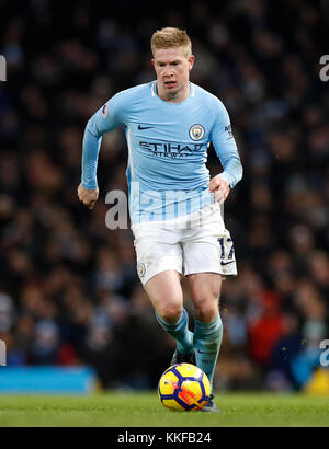 Manchester City's Kevin De Bruyne au cours de la Premier League match au stade Etihad, Manchester. ASSOCIATION DE PRESSE Photo. Photo date : mercredi 29 novembre, 2017. Voir l'ACTIVITÉ DE SOCCER histoire Man City. Crédit photo doit se lire : Martin Rickett/PA Wire. RESTRICTIONS : EDITORIAL N'utilisez que pas d'utilisation non autorisée avec l'audio, vidéo, données, listes de luminaire, club ou la Ligue de logos ou services 'live'. En ligne De-match utilisation limitée à 75 images, aucune émulation. Aucune utilisation de pari, de jeux ou d'un club ou la ligue/dvd publications. Banque D'Images