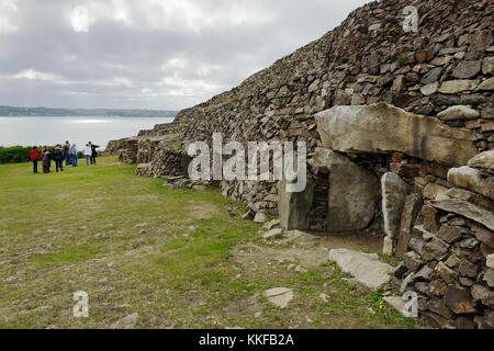 Début de l'année 6800 néolithique ancien tumulus Cairn de Barnenez monticule contient 11 chambres passage grave. Plouezoc'h, Finistère, France Banque D'Images