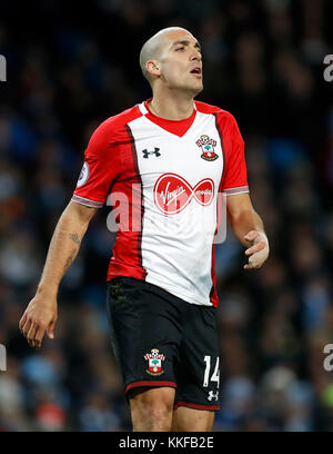 L'Oriol Romeu Southampton au cours de la Premier League match au stade Etihad, Manchester. ASSOCIATION DE PRESSE Photo. Photo date : mercredi 29 novembre, 2017. Voir l'ACTIVITÉ DE SOCCER histoire Man City. Crédit photo doit se lire : Martin Rickett/PA Wire. RESTRICTIONS : EDITORIAL N'utilisez que pas d'utilisation non autorisée avec l'audio, vidéo, données, listes de luminaire, club ou la Ligue de logos ou services 'live'. En ligne De-match utilisation limitée à 75 images, aucune émulation. Aucune utilisation de pari, de jeux ou d'un club ou la ligue/dvd publications. Banque D'Images