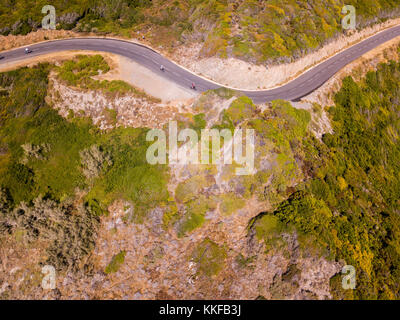 Vue aérienne de la côte de la Corse, des routes sinueuses. les cyclistes s'exécutant sur une route. péninsule du Cap Corse, Corse. coast line. golfe d'aliso. France Banque D'Images