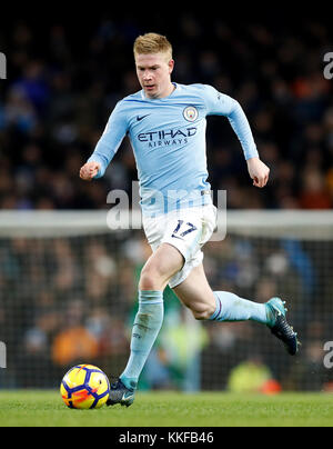 Manchester City's Kevin De Bruyne au cours de la Premier League match au stade Etihad, Manchester. ASSOCIATION DE PRESSE Photo. Photo date : mercredi 29 novembre, 2017. Voir l'ACTIVITÉ DE SOCCER histoire Man City. Crédit photo doit se lire : Martin Rickett/PA Wire. RESTRICTIONS : EDITORIAL N'utilisez que pas d'utilisation non autorisée avec l'audio, vidéo, données, listes de luminaire, club ou la Ligue de logos ou services 'live'. En ligne De-match utilisation limitée à 75 images, aucune émulation. Aucune utilisation de pari, de jeux ou d'un club ou la ligue/dvd publications. Banque D'Images