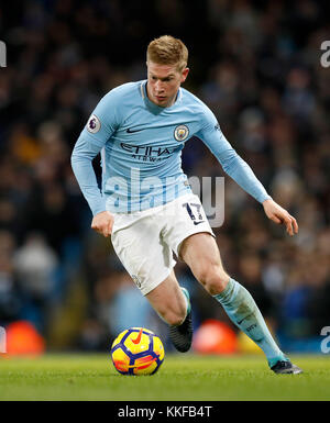 Manchester City's Kevin De Bruyne au cours de la Premier League match au stade Etihad, Manchester. ASSOCIATION DE PRESSE Photo. Photo date : mercredi 29 novembre, 2017. Voir l'ACTIVITÉ DE SOCCER histoire Man City. Crédit photo doit se lire : Martin Rickett/PA Wire. RESTRICTIONS : EDITORIAL N'utilisez que pas d'utilisation non autorisée avec l'audio, vidéo, données, listes de luminaire, club ou la Ligue de logos ou services 'live'. En ligne De-match utilisation limitée à 75 images, aucune émulation. Aucune utilisation de pari, de jeux ou d'un club ou la ligue/dvd publications. Banque D'Images