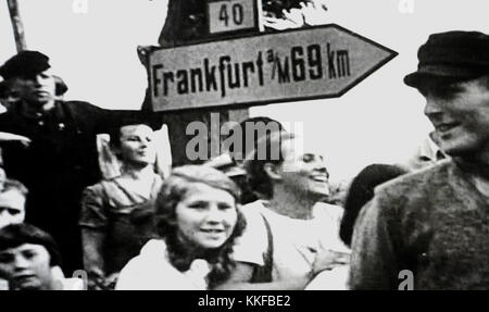 Les enfants allemands de regarder un défilé Nazi vers 1939 avec un signe à Francfort, Allemagne derrière eux Banque D'Images