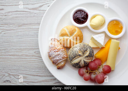 Copieux petit-déjeuner continental. l'anglais, du muesli, des croissants croustillants beaucoup de fruits doux et petits fruits, café chaud pour repas du matin. délicieux début de la d Banque D'Images