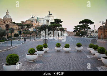 Les touristes à pied le long de la via dei Fori Imperiali à rome, italia ( photographiés très tôt le matin ) Banque D'Images