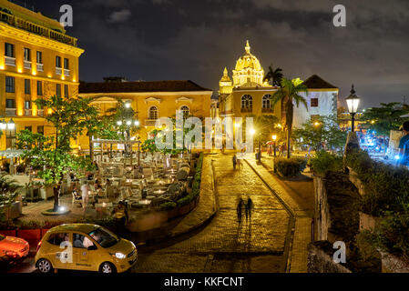 Photo de nuit de la Plaza de Santa Teresa, scène de rue à Cartagena de Indias, Colombie, Amérique du Sud Banque D'Images