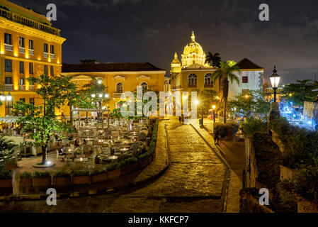 Photo de nuit de la Plaza de Santa Teresa, scène de rue à Cartagena de Indias, Colombie, Amérique du Sud Banque D'Images