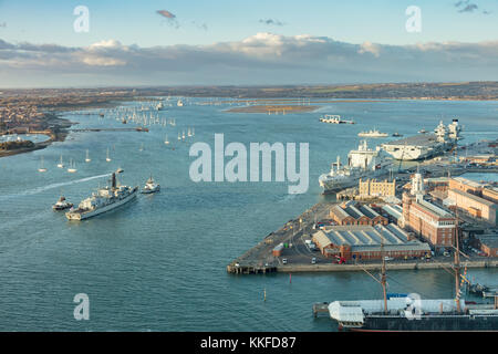 Le HMS St Albans entrant dans le port de Portsmouth, le hms Queen Elizabeth et rfa tidespring à quai, Portsmouth, Hampshire, England, UK Novembre 2017 Banque D'Images