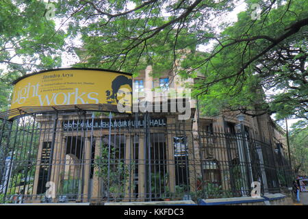 Les gens visiter la National Gallery of Modern Art à Mumbai en Inde. Banque D'Images