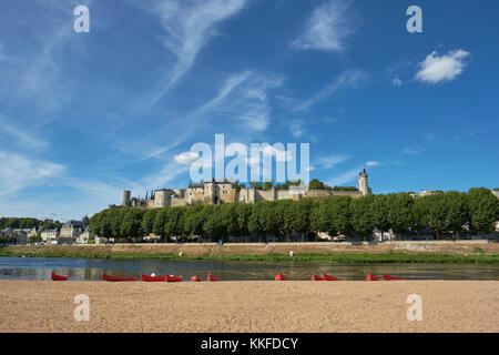 La plage de sable et les canoës touristiques du site classé au patrimoine mondial de l'UNESCO de Chinon sur la Vienne dans la vallée de la Loire, l'Indre et Loire, France. Banque D'Images