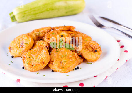 Sur l'assiette de courgettes frites.focus sélectif à l'avant de courgettes frites Banque D'Images