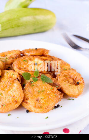 Sur l'assiette de courgettes frites.focus sélectif à l'avant de courgettes frites Banque D'Images