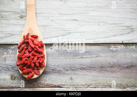 Les baies de goji sur fond de bois Banque D'Images