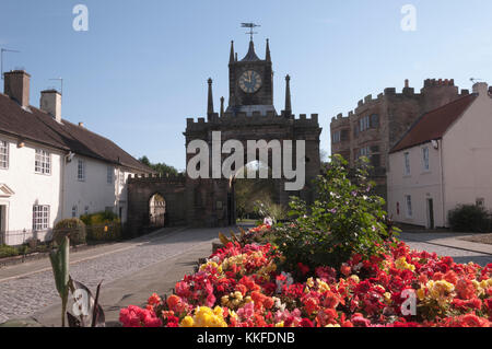 Robinson's arch qui mène à Château d'Auckland à bishop auckland, dans le comté de Durham en Angleterre du Nord-Est. avant que les jumeaux ont été supprimés. Banque D'Images