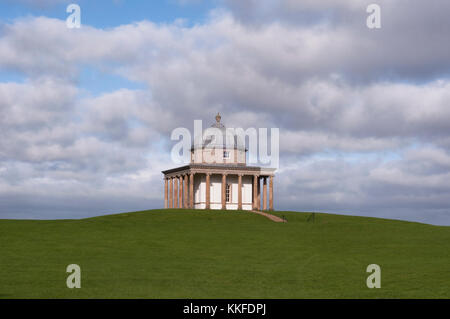 Temple de Minerve à hardwick Country Park près de Sedgefield, dans le comté de Durham North East England, debout sur une colline à majestueux sur un jour nuageux. Banque D'Images