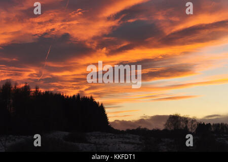 Coucher du soleil d'incandescence sur un paysage paisible port de mentieth,trossach Ecosse Banque D'Images