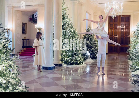 La première dame des États-Unis Melania Trump regarde des danseurs de la Vivid Ballet Company se produire lors du dévoilement des décorations annuelles de Noël à la Maison Blanche le 27 novembre 2017 à Washington, DC. Le thème de cette année est « traditions honorées ». ce qui rendra hommage à 200 ans de traditions de vacances à la Maison Blanche. Banque D'Images