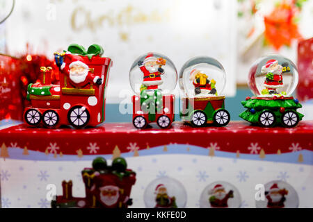 Gant de neige de Noël ornements train en exposition dans une vitrine dans le Royaume-Uni Banque D'Images