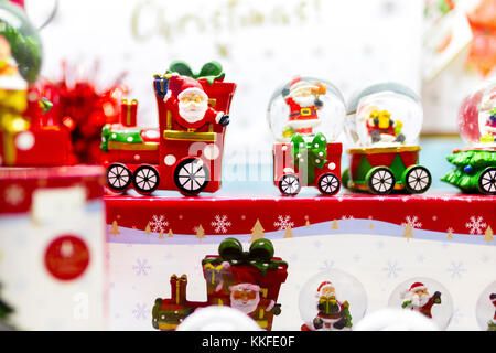 Gant de neige de Noël Père Noël ornements en céramique de train sur l'affichage dans une vitrine dans le Royaume-Uni Banque D'Images