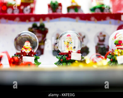 Gant de neige de Noël ornements train en exposition dans une vitrine dans le Royaume-Uni Banque D'Images