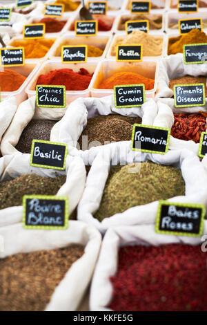 Herbes et épices à vendre sur un marché alimentaire français extérieur (concentration minimale) Banque D'Images