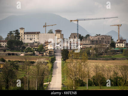COLLOREDO DI MONTE Albano, Italie, le 13 avril 2016 : Avis de Colloredo et chantier de construction pour la restauration du château endommagé après le séisme Banque D'Images