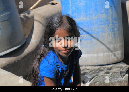 Fille non identifiée pose vers la caméra à Mumbai en Inde. Banque D'Images