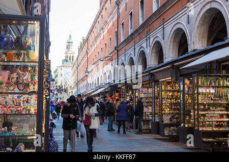 Les gens shopping en pleine lumière dans les kiosques Rialto Mercato, Venise, Italie, par un froid matin d'automne à l'arrière du pont Rialto Banque D'Images