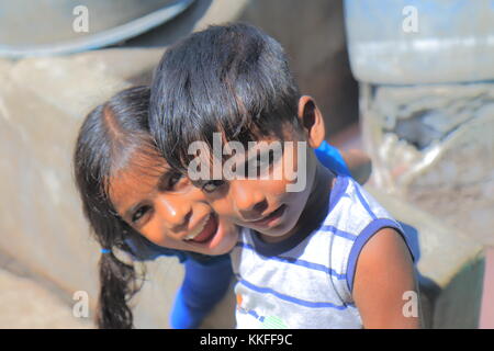 Enfants non identifiés constituent vers la caméra à Mumbai en Inde. Banque D'Images