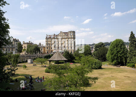 Parade Gardens à Bath, Angleterre, centre-ville, parc historique Empire Hotel Building Banque D'Images