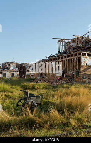 Fauteuil roulant abandonnés, l'établissement dans l'aire commune, détruit deux étages, unités résultant de l'ouragan 'Harvey' 2017. Banque D'Images