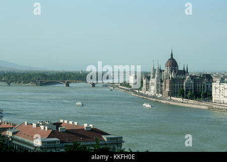 Vue de Budapest avec le parlement hongrois vu depuis le château de Budapest, le danube étant à l'avant photo du Danube à Buda Banque D'Images