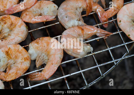 Gambas grillées sur le barbecue Banque D'Images