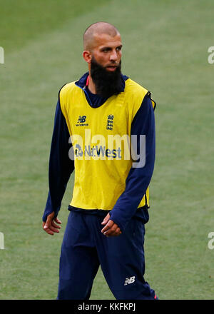 L'Angleterre Moeen Ali lors d'une session de filets à l'Adelaide Oval, Adélaïde. Banque D'Images