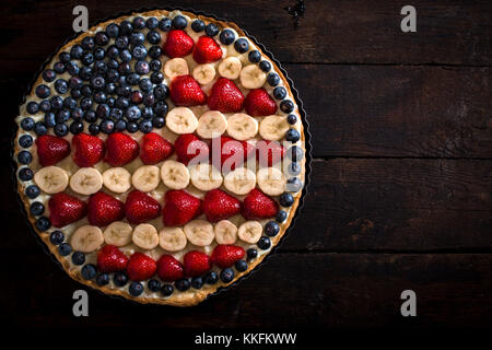 4 juillet concept graphique avec drapeau américain fruit blanc sur fond de bois avec l'espace blanc Banque D'Images