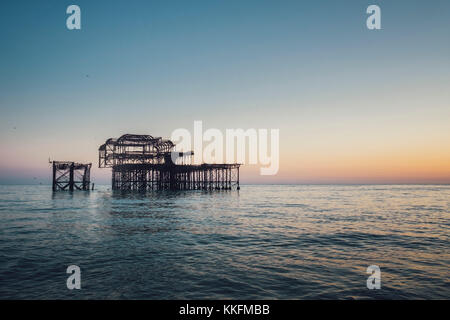 Brûlé à la tombée de la jetée de l'Ouest, Brighton, Angleterre Banque D'Images