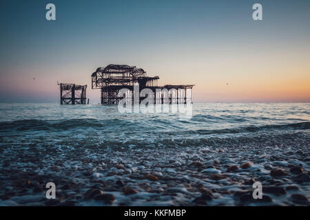 Brûlé à la tombée de la jetée de l'Ouest, Brighton, Angleterre Banque D'Images