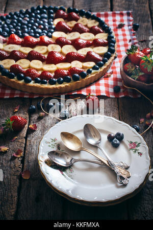 Assiettes vides et drapeau américain pie en arrière-plan.4 juillet concept Banque D'Images