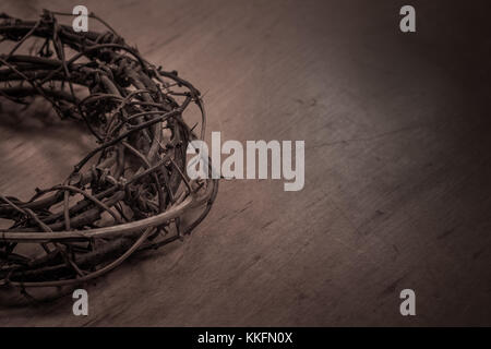 Couronne d'épines comme portés par Jésus Christ dans l'histoire de la passion de Pâques, sur une table en bois Banque D'Images