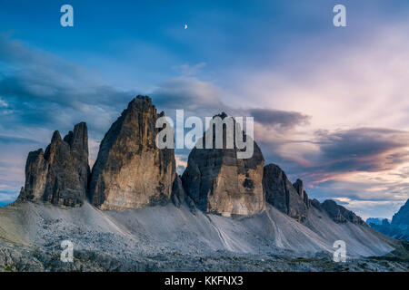 Tre Cime di Lavaredo au coucher du soleil, Parc naturel de Tre Cime, Dolomites de Sexten, Tyrol du Sud, Italie Banque D'Images