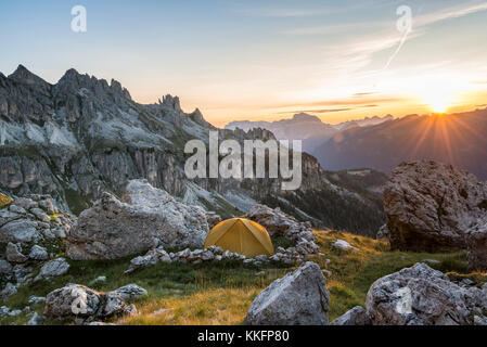 Lever du soleil à Zigolade Pass, Rosengarten, Dolomites, Tyrol du Sud, Italie Banque D'Images