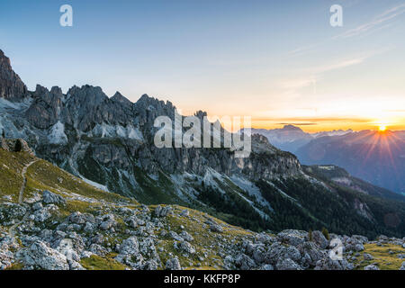 Lever du soleil à Zigolade Pass, Rosengarten, Dolomites, Tyrol du Sud, Italie Banque D'Images