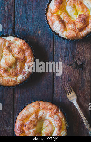 Mini tartes au fromage sur fond de bois d'en haut Banque D'Images