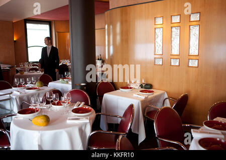 Restaurant l'arpège à paris, cook : Alain Passard, 3 étoiles au guide michelin.La salle à manger avant le déjeuner Banque D'Images