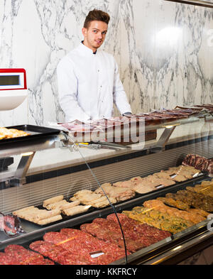 Boutique positive en sous-couche de blanc à boucherie montrant la viande fraîche Banque D'Images